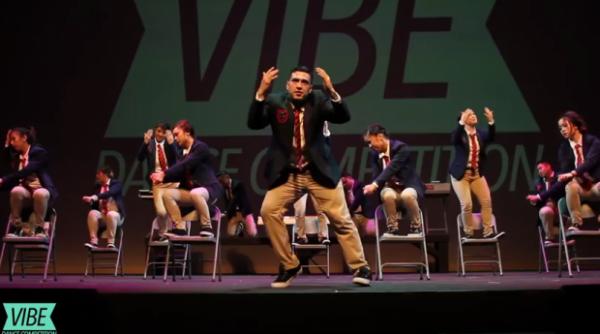 se misca aproape ireal in sincron perfect si te vor lasa cu gura cascata video