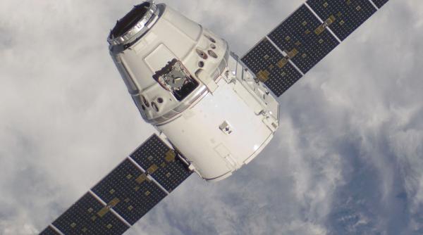 spacex a prezentat o varianta a capsulei spatiale dragon pentru transportul astronautilor