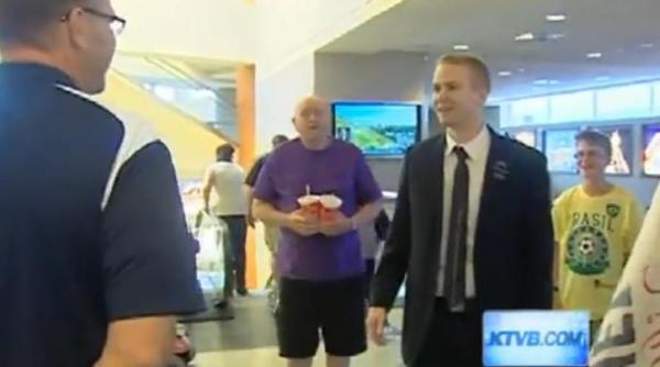 a slabit cateva zeci de kilograme dar nu i a spus nimic fiului reactia incredibila a acestuia cand si a revazut dupa doi ani tatal video