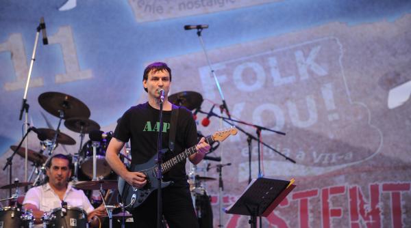 andrei paunescu canta pe calea victoriei