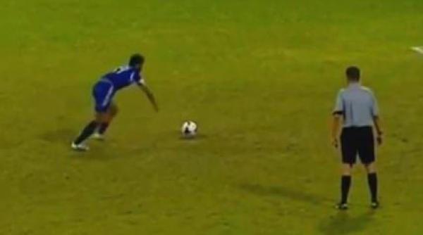 video asta trebuie sa fie cel mai penibil penalty din istoria fotbalului