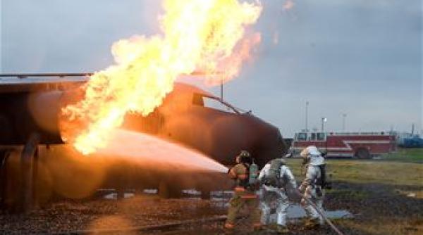 avion in flacari pe aeroportul seremetievo din moscova