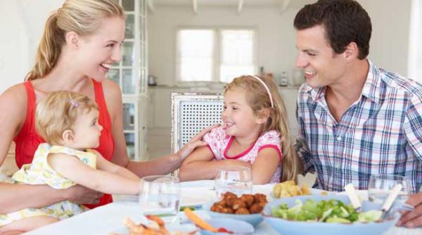 copiii care mananca impreuna cu parintii micul dejun si pranzul au un risc mai mic cu aproape 40 de a deveni obezi