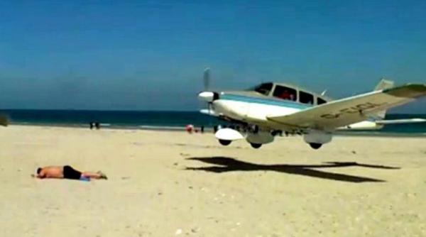 scena incredibila pe o insula din marea nordului un avion aproape ca a atins un turist care facea plaja video