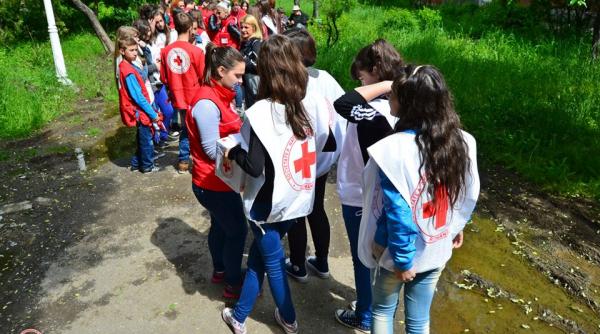 mehedinti aproape o tona de alimente donate sinistratilor din serbia