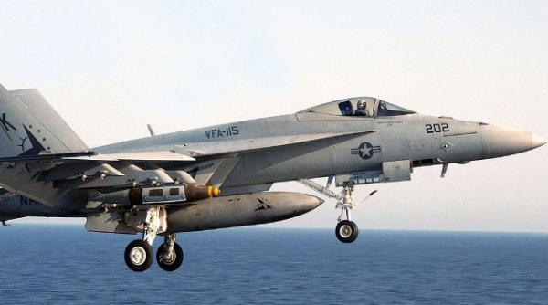 un f a 18 super hornet american s a prabusit in mare in timp ce se pregatea sa apunteze pe un portavion