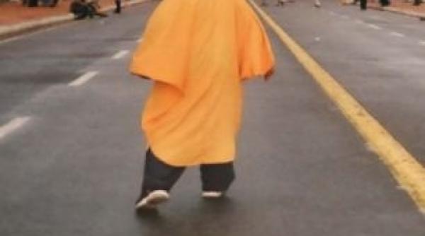 povestea barbatului care de 25 de ani merge cu spatele galerie foto