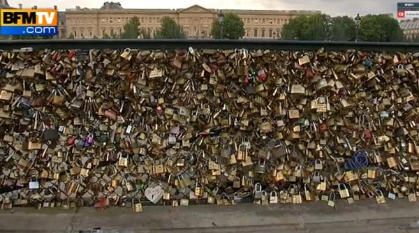 lacatele dragostei au prabusit o parte din grilajul de pe pont des arts politia din paris a evacuat zona video