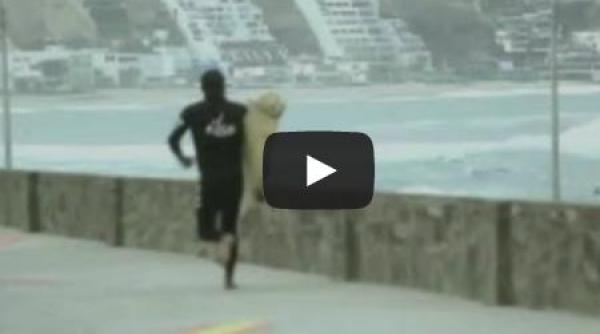 un adevarat erou gestul incredibil al unui surfer in timp ce dadea un interviu video