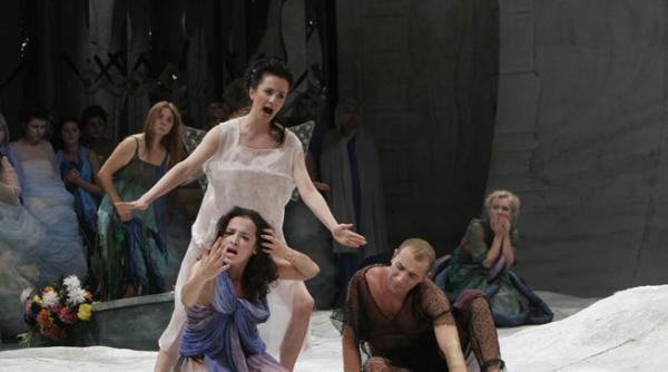 soprana raluca oprea e important sa te simti artist in locul unde te duci sa ti exerciti vocatia pasiunii