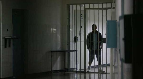 statul roman plateste daune unui criminal pentru confortul redus din inchisoare