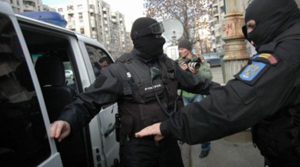 sefa serviciului de expertiza a capacitatii de munca din arges si o subordonata retinute pentru luare de mita