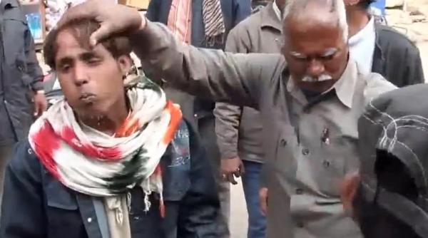 asa ceva n ai mai vazut in viata ta cum isi albesc indienii dintii pe strada video