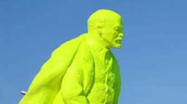 o statuie a lui lenin s a intors pe soclul sau de data aceasta urinand