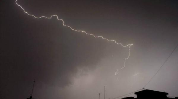 cod galben de ploi torentiale grindina si vijelii in capitala si mai multe judete pana la ora 16 00