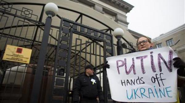 sute de manifestanti ucraineni au blocat accesul in ambasada rusiei de la kiev