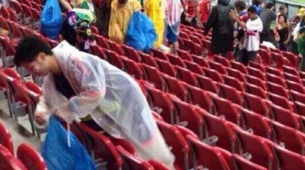 dovada de educatie bun simt si civilizatie a suporterilor japonezi prezenti la cupa mondiala