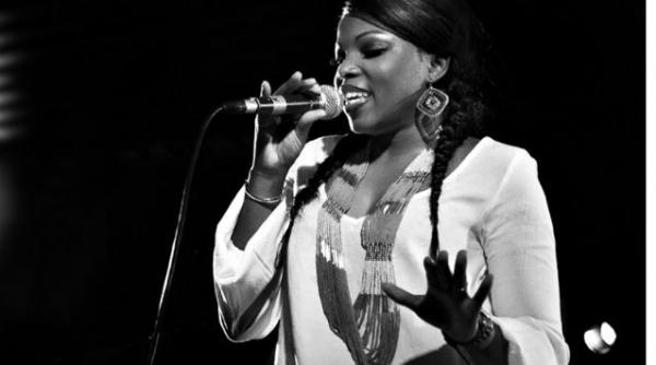 o artista a cantat in timpul unei operatii pe corzile vocale pentru a fi sigura ca nu i se altereaza vocea