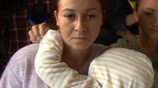 are 4 ani si viata cenusaresei mainile umflate si pline de vanatai fata o plaga deschisa