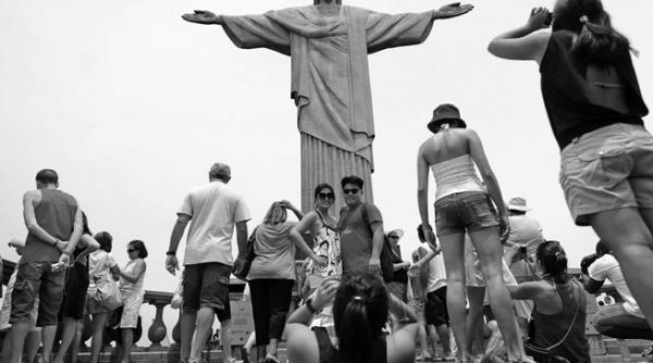 chipul sculptat de un roman vegheaza fotbalul