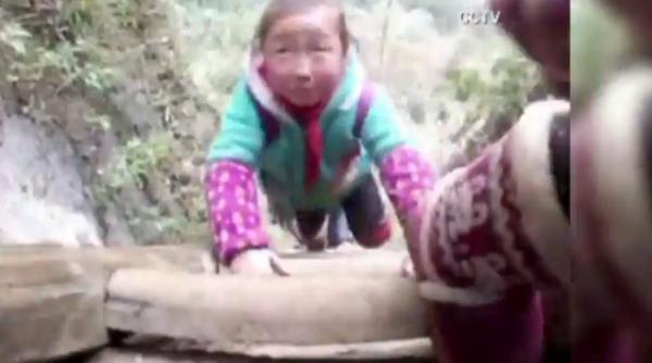 copiii dintr un sat chinez sunt nevoiti sa se catere pe munti ca sa ajunga la scoala video
