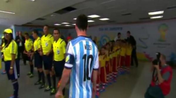 video incredibil momentul in care un baietel isi intalneste eroul pe lionel messi gestul fotbalistului face inconjurul lumii