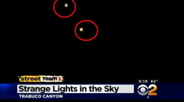 lumini misterioase pe cer doua obiecte rotunde filmate pulsand deasupra unei unitati militare video