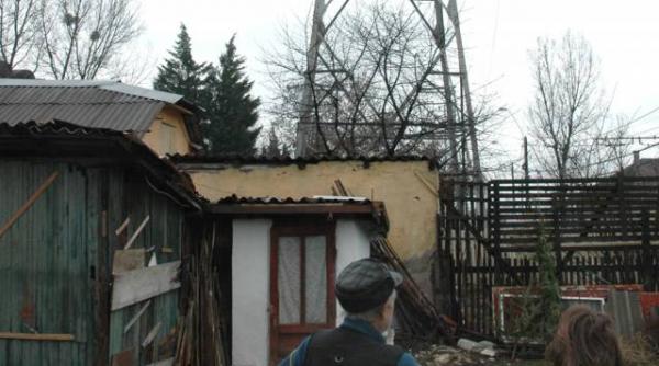 un barbat din babeni s a electrocutat in timp ce culegea flori de tei