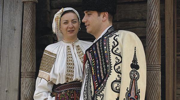 povestile costumului popular romanesc sunt spuse la roma