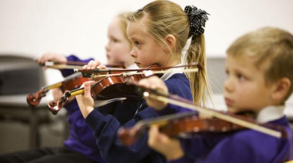 atentie parinti instrument muzical copil creier copilarie
