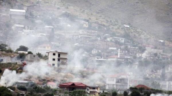 video un oras din albania a fost acoperit de un fum misterios sute de locuitori au avut un comportament ciudat