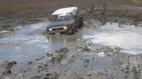 muntii vrancei trimisi de gps pe autostrada opt turisti germani au ajuns in namol noroc cu satenii care stiau germana prin semne