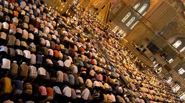 astazi a inceput ramadanul timp de o luna musulmanii de pretutindeni se vor ruga si vor posti