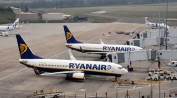 coliziune intre doua avioane de pasageri ryanair incidentul a avut loc pe aeroportul stansted din londra video