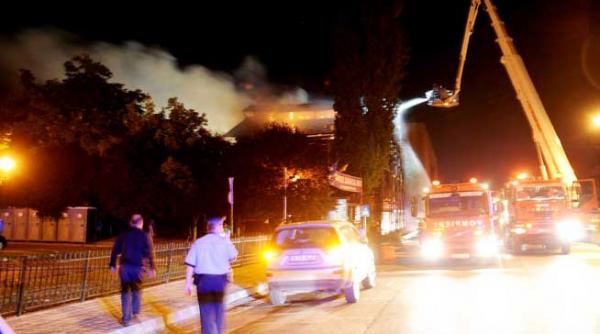 incendiu in capitala fosta ghetarie parte istorica a halei obor facuta scrum noaptea trecuta