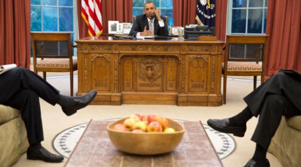 obama si a donat 5 din salariu in semn de solidaritate cu bugetarii ale caror venituri au fost diminuate