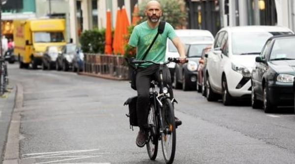 caz incredibil in germania un roman fara un brat amendat pentru ca nu tinea ambele maini pe ghidon