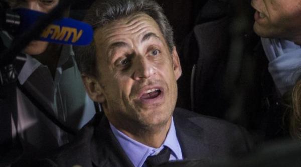 nicolas sarkozy blocat in liftul politiei juduciare timp de 20 de minute