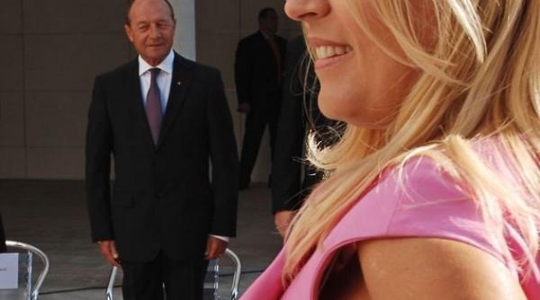 tupeul la apogeu basescu si udrea aniverseaza suspendarea presedintelui