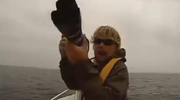 a surprins instantaneul vietii lui ce a fotografiat un american aflat intr o barca pe oceanul pacific in largul californiei video