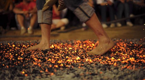 mersul pe carbuni incinsi explorare a sinelui i terapie moderna