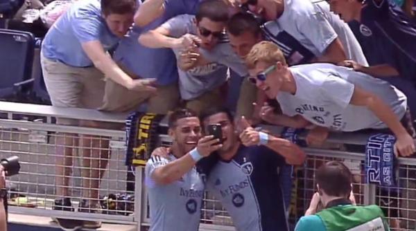 selfie jucator meci fotbal