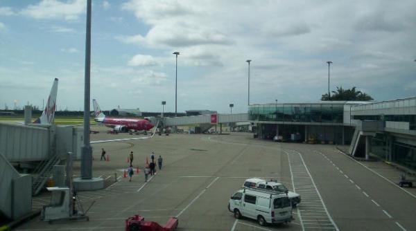 aterizari amanate la brisbane dupa ce o femeie a intrat cu masina pe pista de aterizare