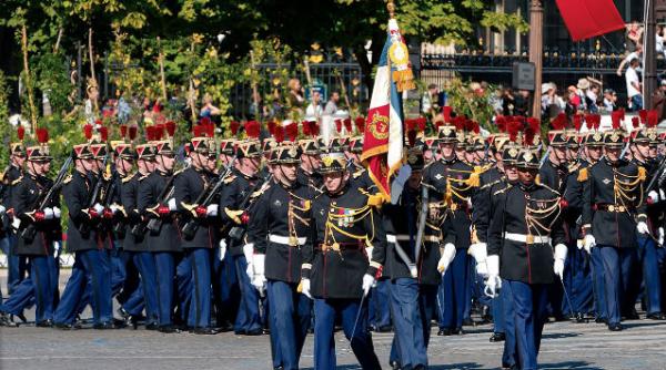 militari romani vor defila de ziua frantei pe sub arcul de triumf din paris