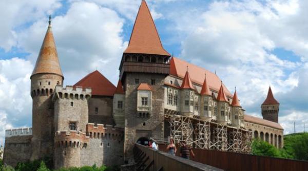 estivalul opera nights cinci zile de opera la castelul corvinilor i la poalele ceta ii deva