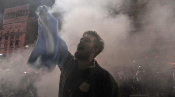 batai de strada in argentina dupa infrangerea in fata germaniei politia a folosit gloante de cauciuc si gaze lacrimogene video