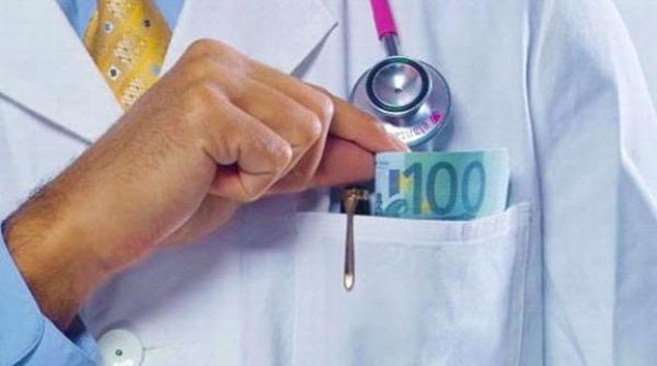 ancheta in cazul unui bolnav grec care a decedat pentru ca a refuzat sa dea mita la medic