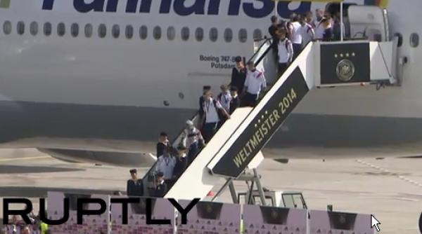 campionii au revenit acasa nemtii asteptati de zeci de mii de fani la poarta brandenburg video