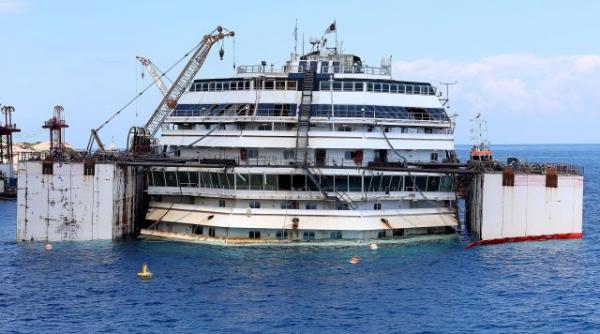dupa doi ani si jumatate de la naufragiu costa concordia pluteste din nou video