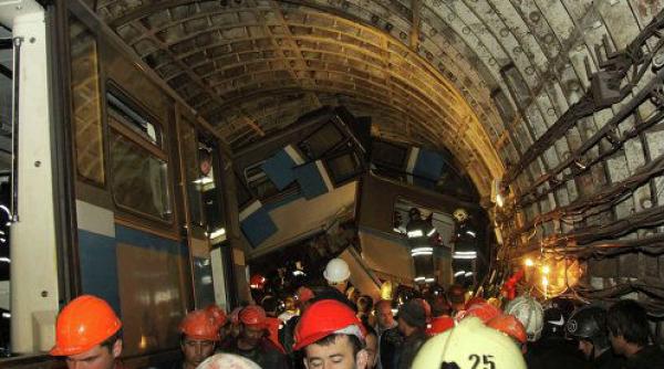zi de doliu la moscova in memoria victimelor accidentului de la metrou au murit 22 de oameni printre care sase straini